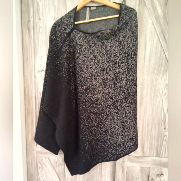Black Sweater Knit Poncho Cape X - Picture 1 of 10